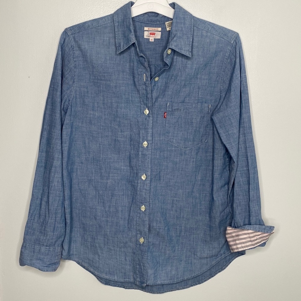 Levi’s | Boyfriend Fit Button down | size XS